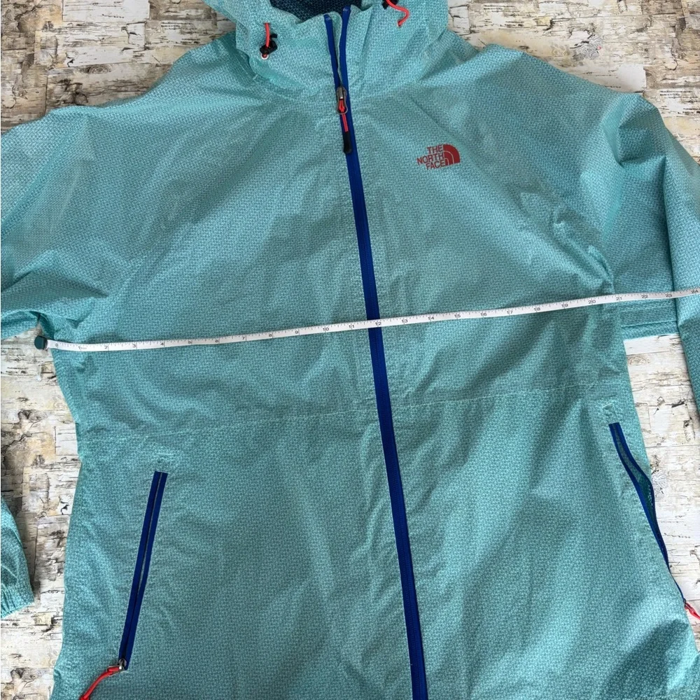 Women’s North Face rain jacket. - Picture 7 of 8